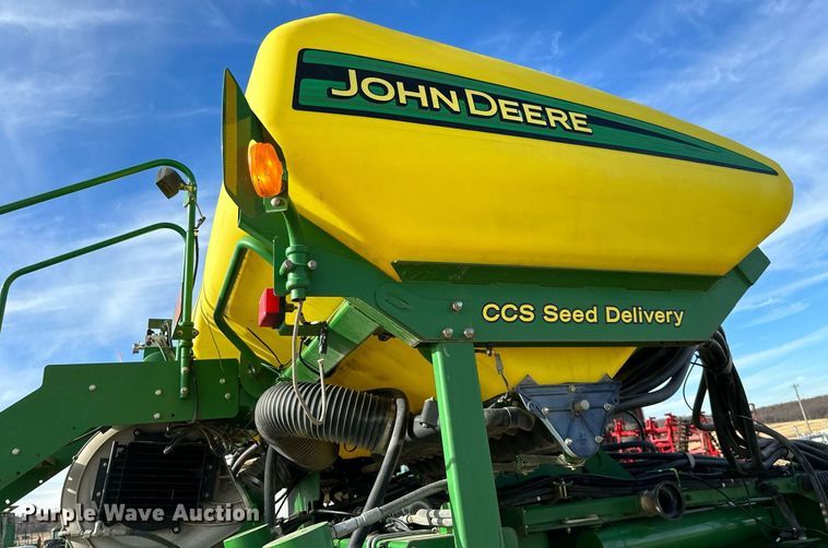 image for item NO9497 2010 John Deere 1770NT  no-till planter