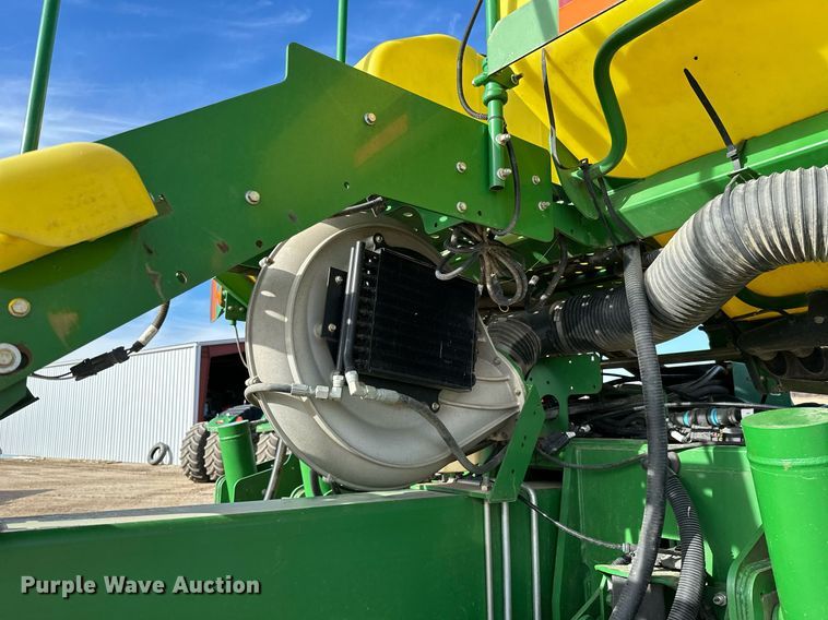 image for item NO9497 2010 John Deere 1770NT  no-till planter