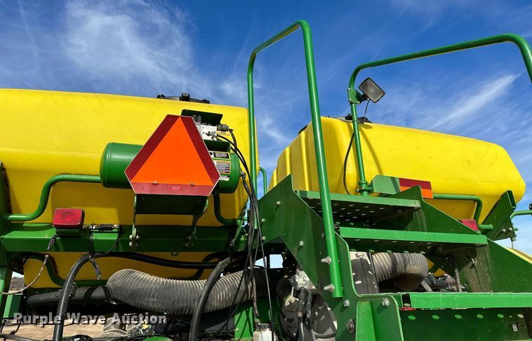 image for item NO9497 2010 John Deere 1770NT  no-till planter