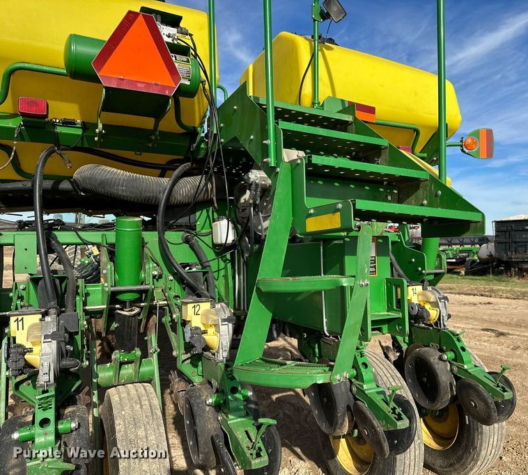 image for item NO9497 2010 John Deere 1770NT  no-till planter