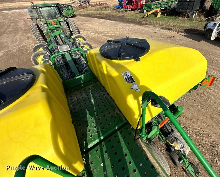 image for item NO9497 2010 John Deere 1770NT  no-till planter