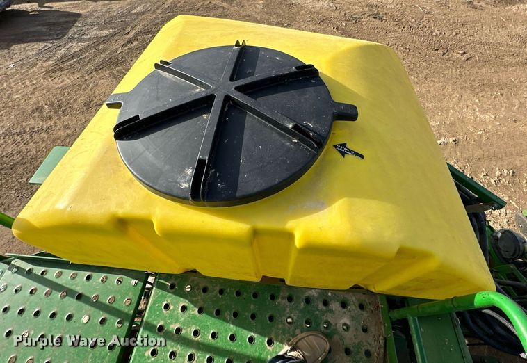 image for item NO9497 2010 John Deere 1770NT  no-till planter