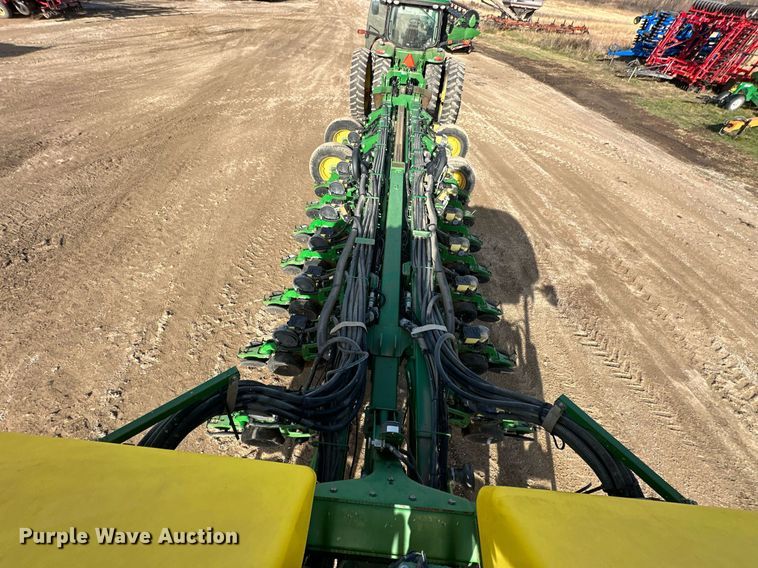 image for item NO9497 2010 John Deere 1770NT  no-till planter