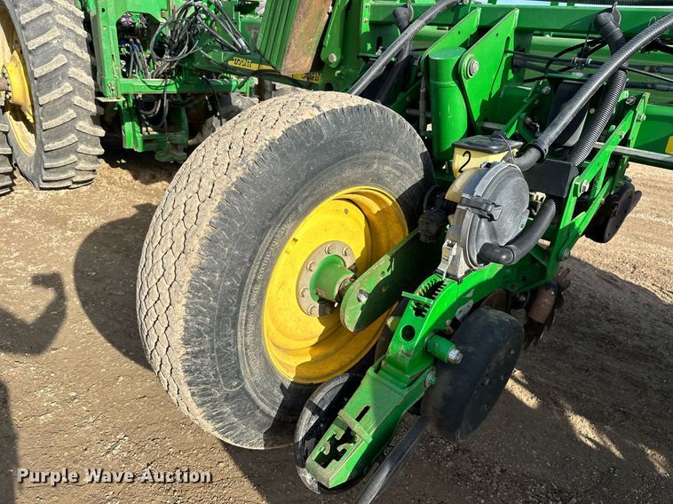image for item NO9497 2010 John Deere 1770NT  no-till planter