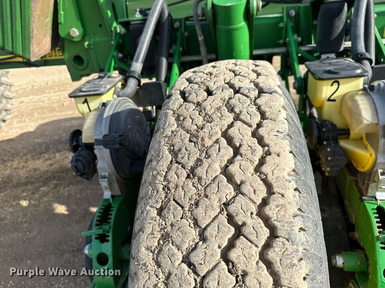 image for item NO9497 2010 John Deere 1770NT  no-till planter