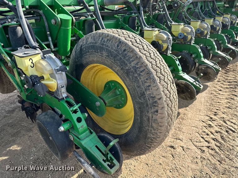image for item NO9497 2010 John Deere 1770NT  no-till planter