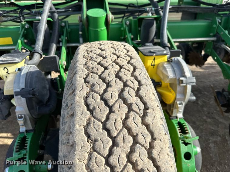 image for item NO9497 2010 John Deere 1770NT  no-till planter