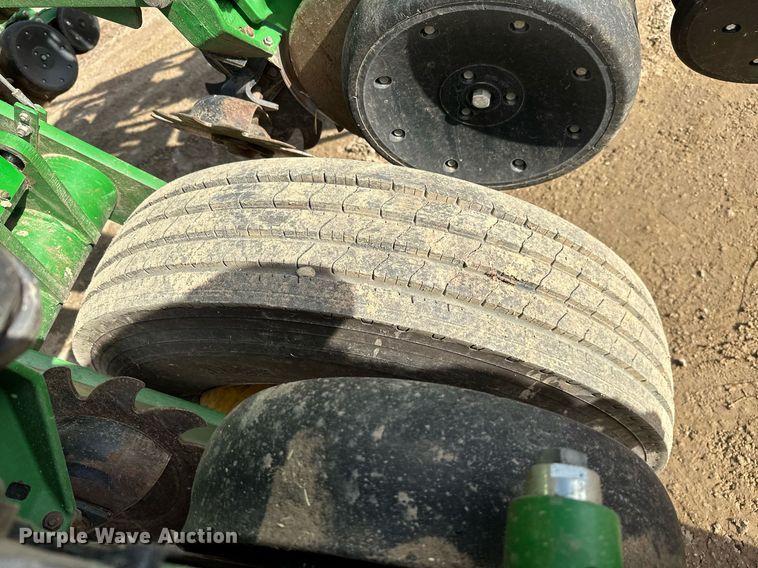 image for item NO9497 2010 John Deere 1770NT  no-till planter