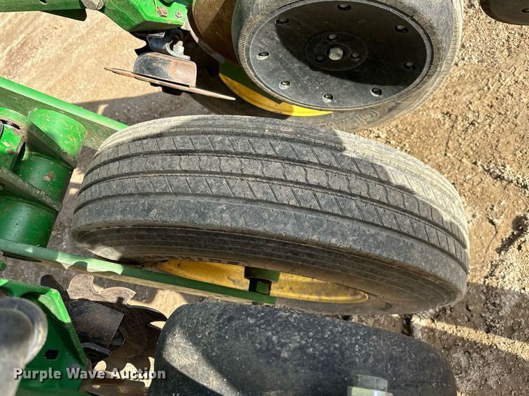 image for item NO9497 2010 John Deere 1770NT  no-till planter