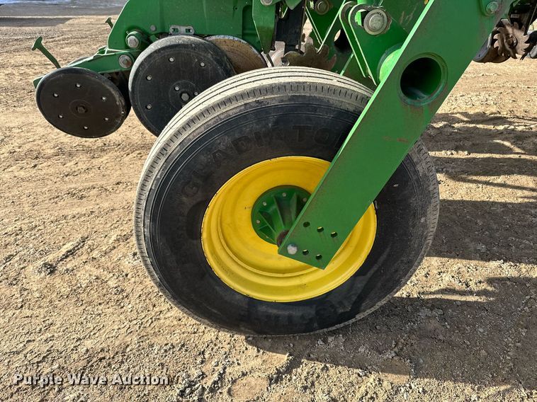 image for item NO9497 2010 John Deere 1770NT  no-till planter