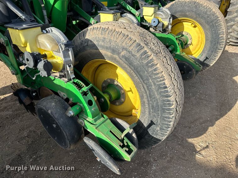 image for item NO9497 2010 John Deere 1770NT  no-till planter