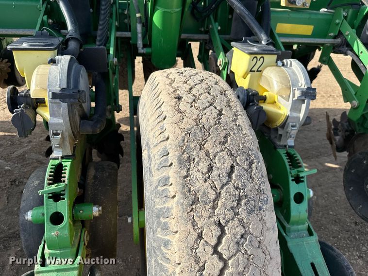 image for item NO9497 2010 John Deere 1770NT  no-till planter