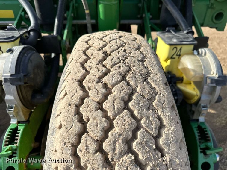 image for item NO9497 2010 John Deere 1770NT  no-till planter