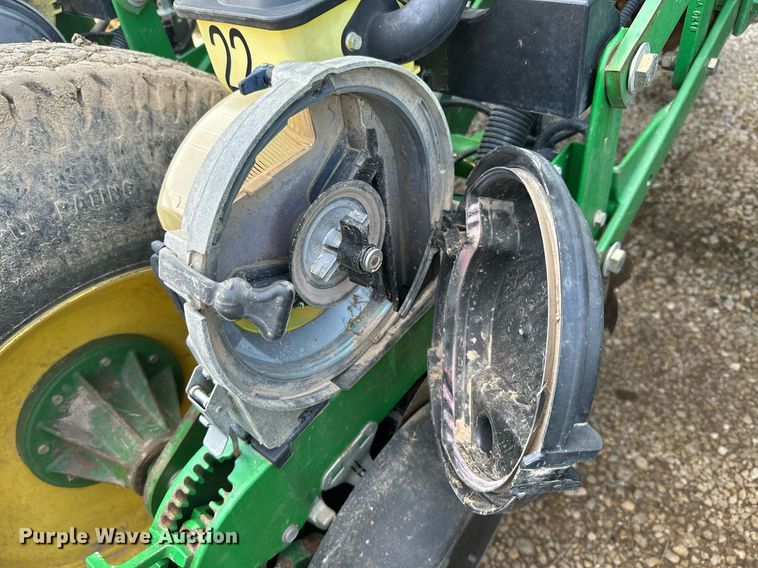 image for item NO9497 2010 John Deere 1770NT  no-till planter