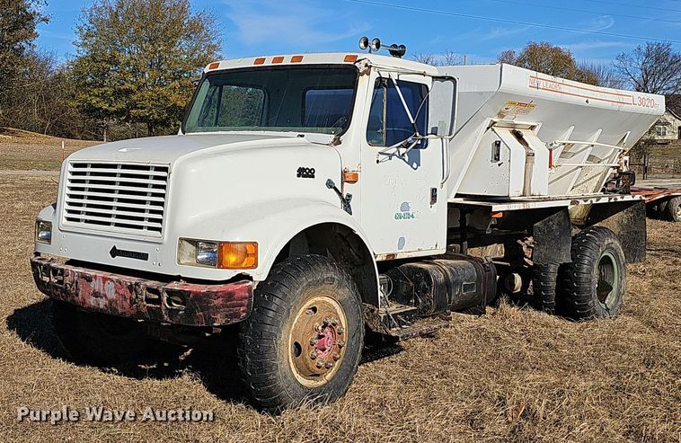 image for item NP9240 1996 International 4700 4X2  applicator truck