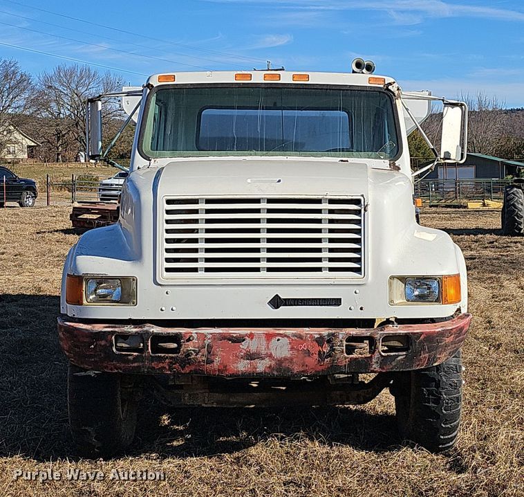 image for item NP9240 1996 International 4700 4X2  applicator truck