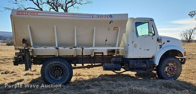 image for item NP9240 1996 International 4700 4X2  applicator truck