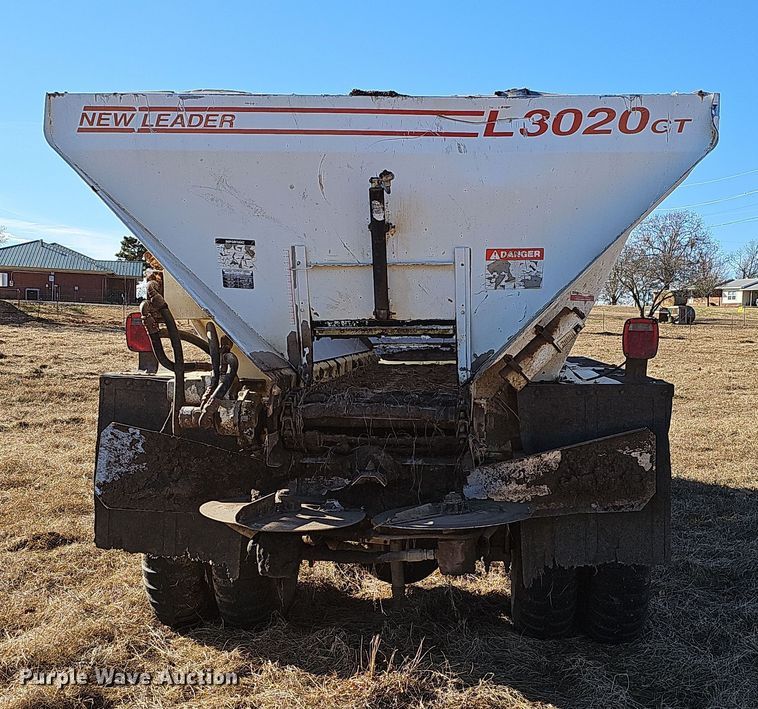 image for item NP9240 1996 International 4700 4X2  applicator truck