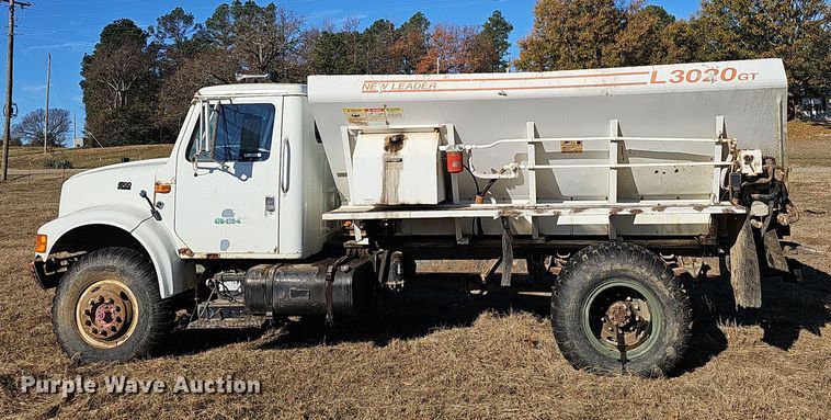 image for item NP9240 1996 International 4700 4X2  applicator truck