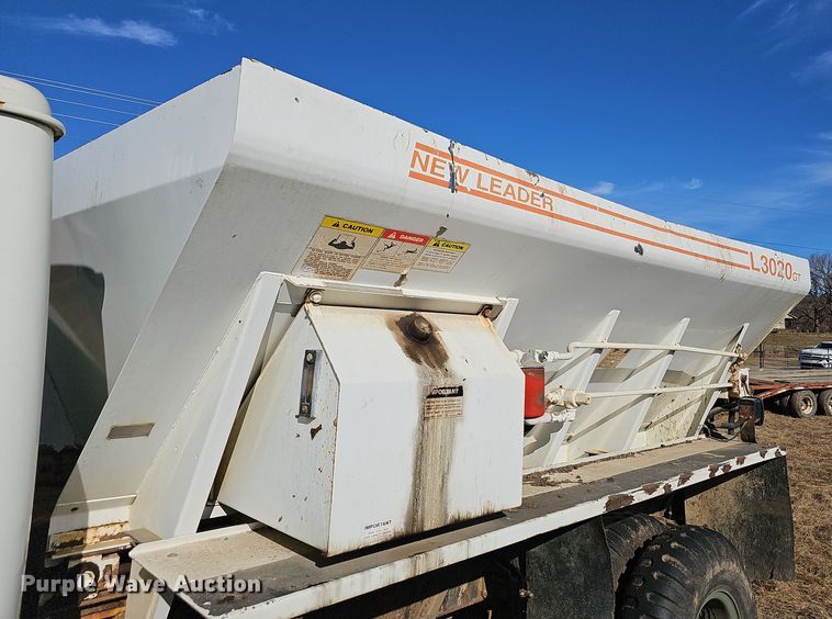 image for item NP9240 1996 International 4700 4X2  applicator truck