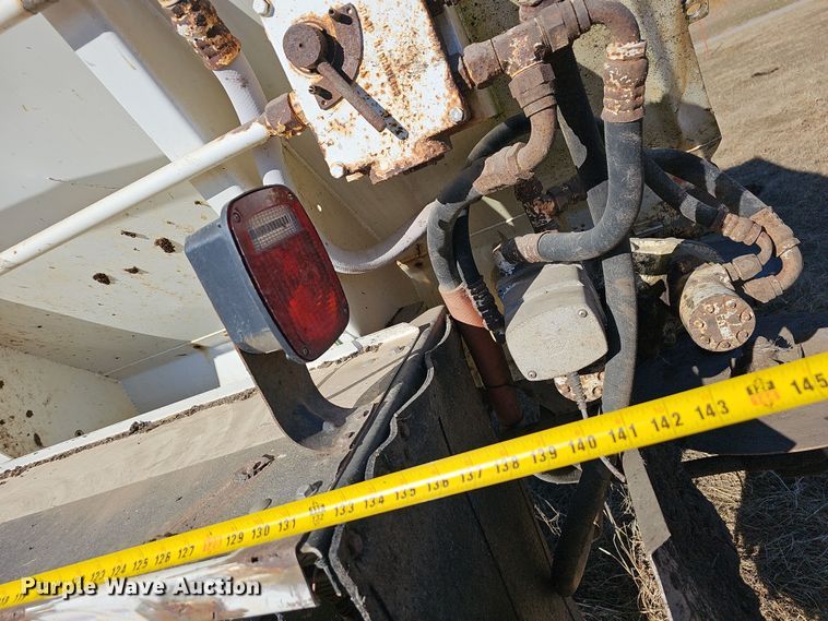 image for item NP9240 1996 International 4700 4X2  applicator truck