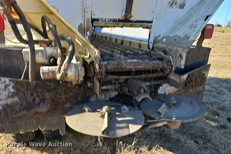 image for item NP9240 1996 International 4700 4X2  applicator truck