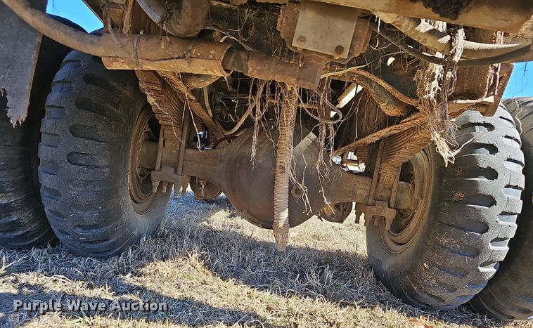 image for item NP9240 1996 International 4700 4X2  applicator truck