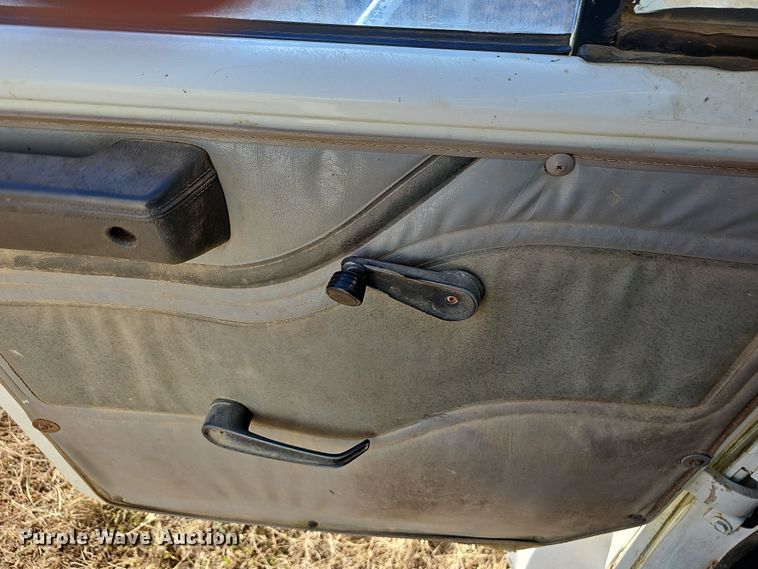 image for item NP9240 1996 International 4700 4X2  applicator truck