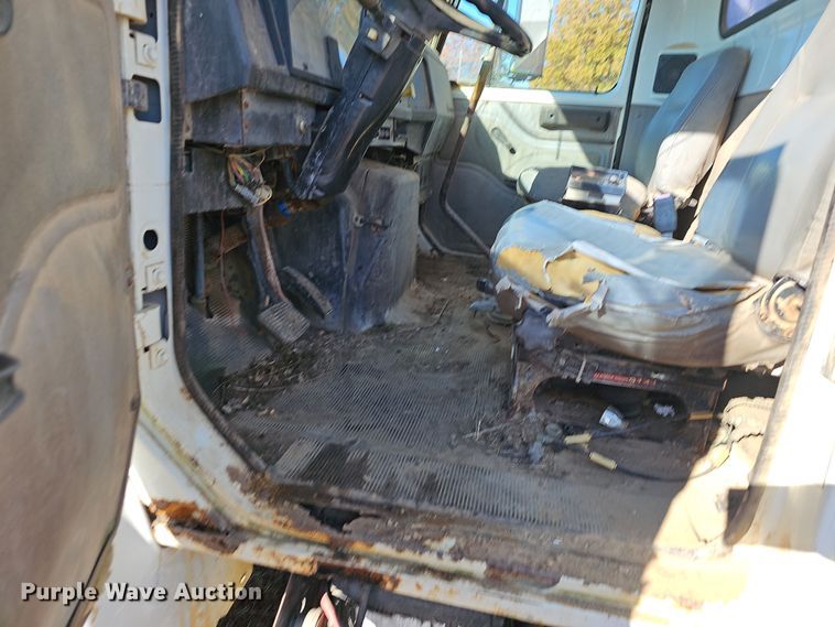 image for item NP9240 1996 International 4700 4X2  applicator truck