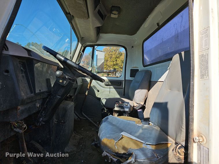 image for item NP9240 1996 International 4700 4X2  applicator truck