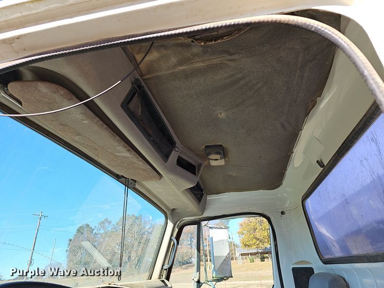 image for item NP9240 1996 International 4700 4X2  applicator truck