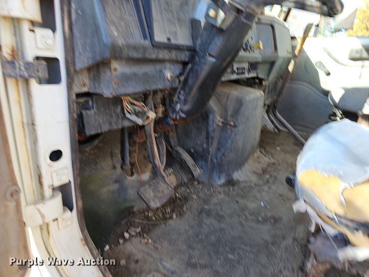 image for item NP9240 1996 International 4700 4X2  applicator truck