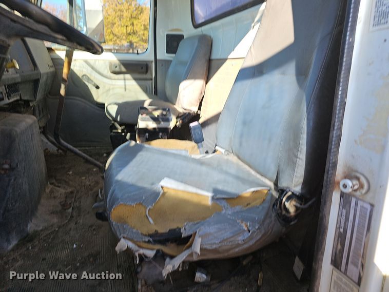 image for item NP9240 1996 International 4700 4X2  applicator truck