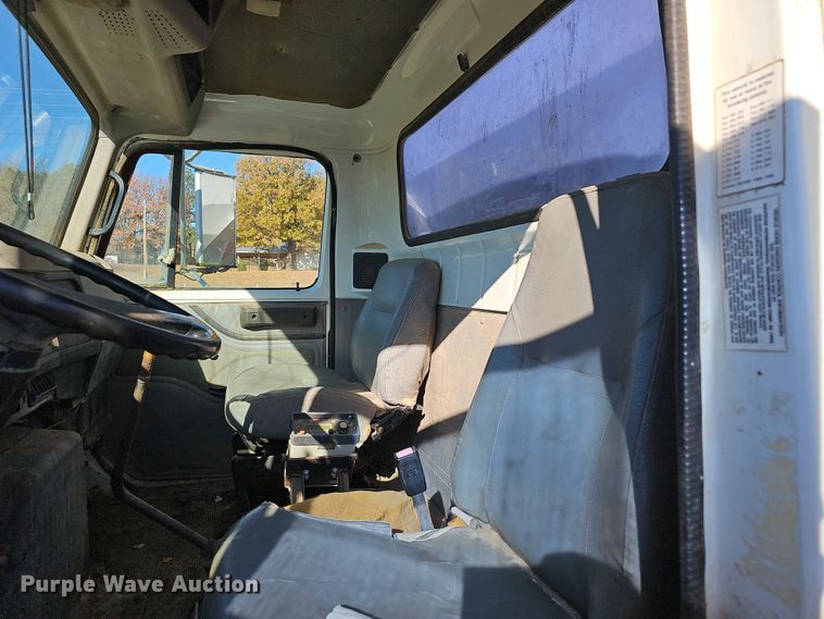 image for item NP9240 1996 International 4700 4X2  applicator truck