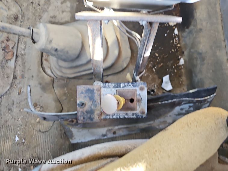 image for item NP9240 1996 International 4700 4X2  applicator truck