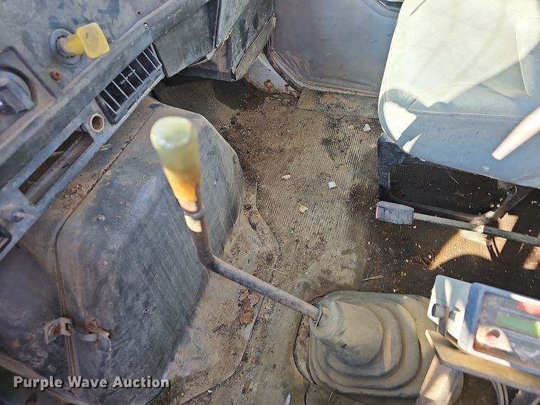 image for item NP9240 1996 International 4700 4X2  applicator truck