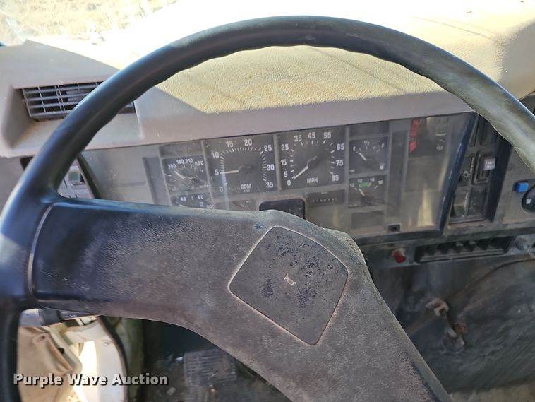 image for item NP9240 1996 International 4700 4X2  applicator truck