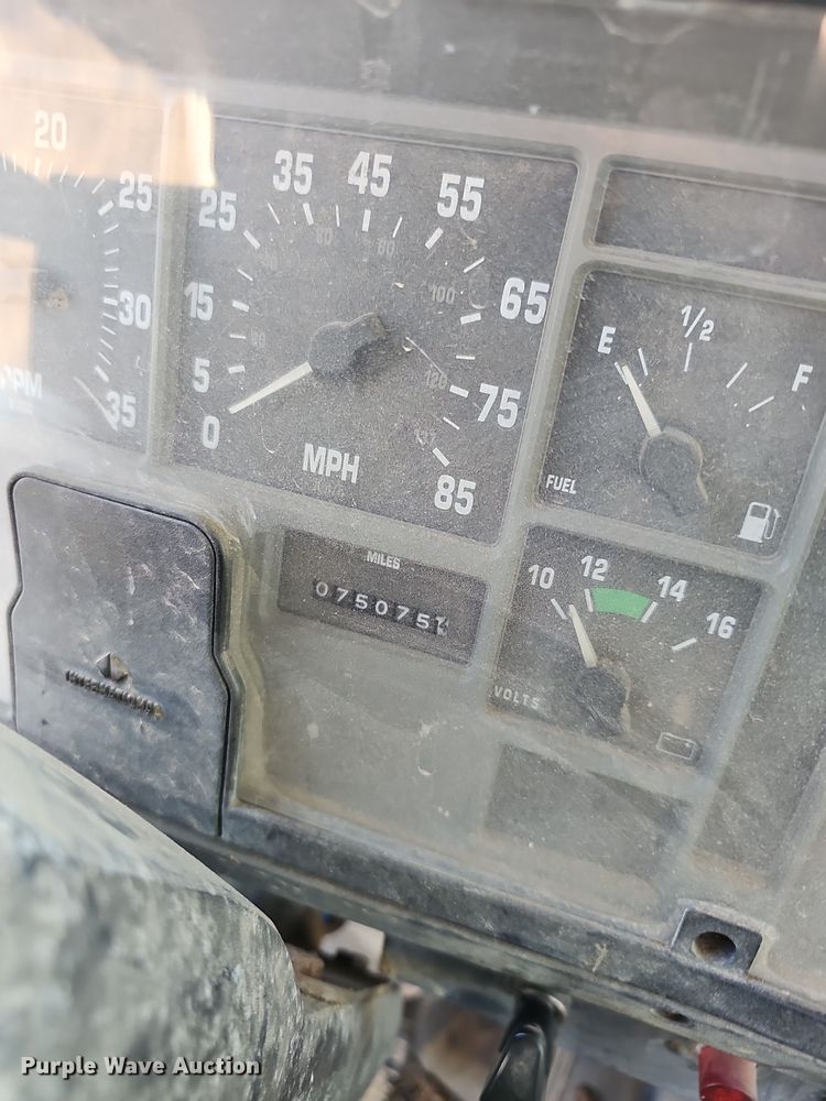 image for item NP9240 1996 International 4700 4X2  applicator truck