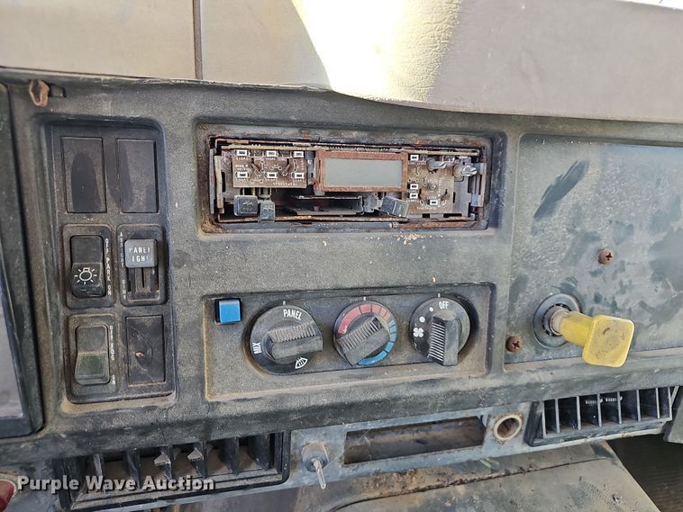 image for item NP9240 1996 International 4700 4X2  applicator truck