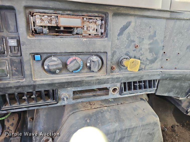 image for item NP9240 1996 International 4700 4X2  applicator truck