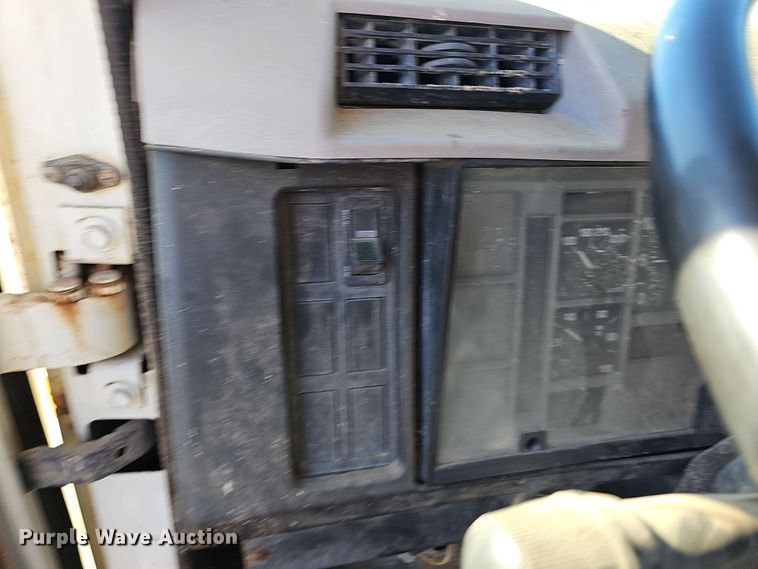 image for item NP9240 1996 International 4700 4X2  applicator truck