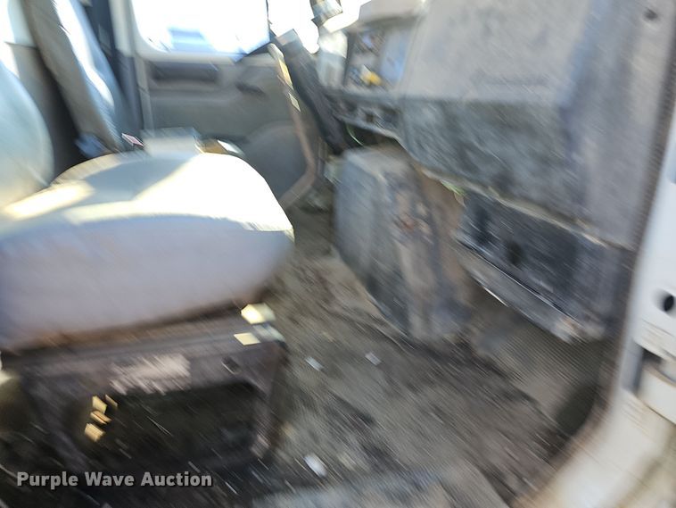 image for item NP9240 1996 International 4700 4X2  applicator truck