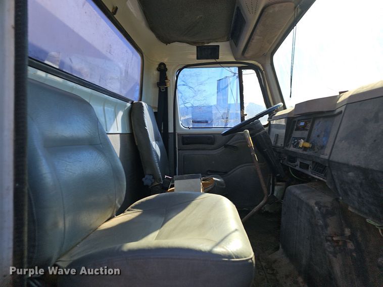 image for item NP9240 1996 International 4700 4X2  applicator truck