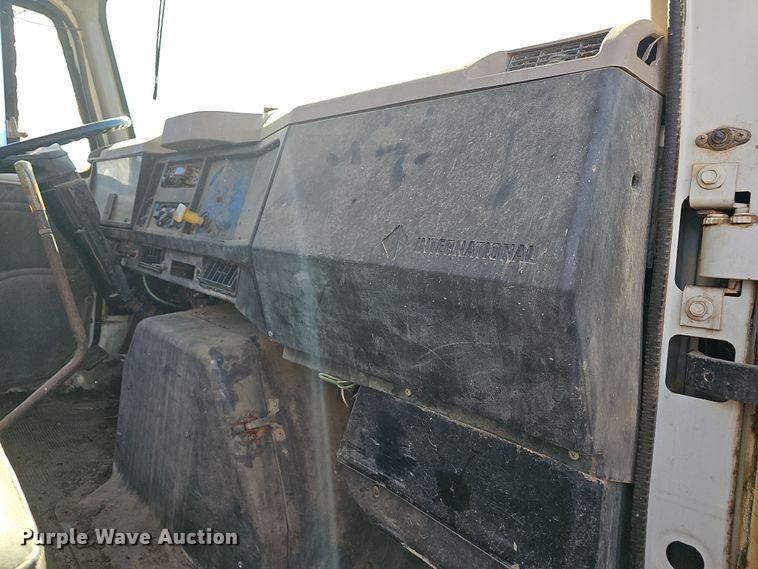 image for item NP9240 1996 International 4700 4X2  applicator truck