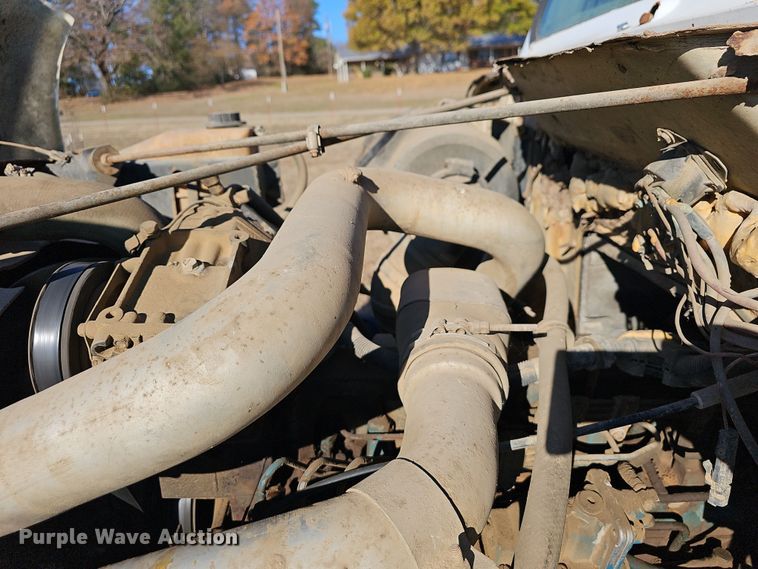 image for item NP9240 1996 International 4700 4X2  applicator truck