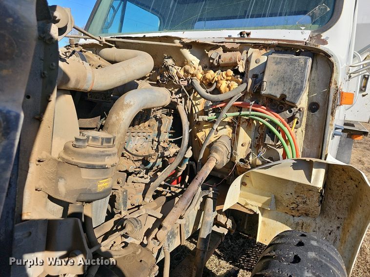 image for item NP9240 1996 International 4700 4X2  applicator truck