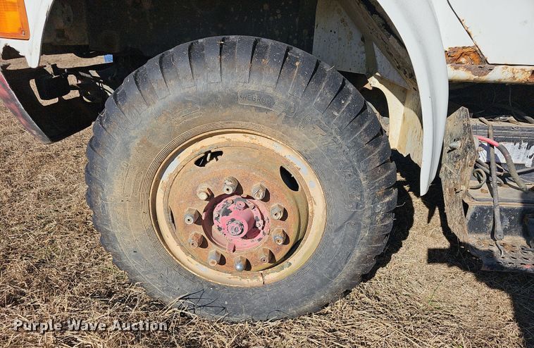 image for item NP9240 1996 International 4700 4X2  applicator truck