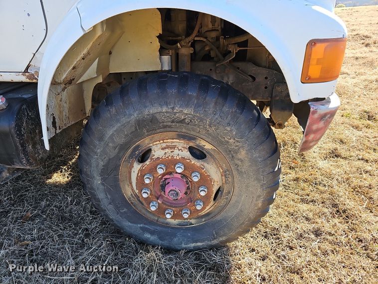 image for item NP9240 1996 International 4700 4X2  applicator truck