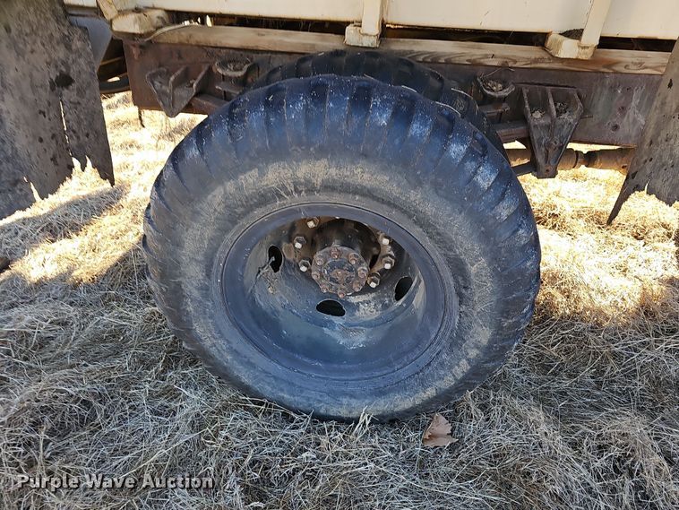 image for item NP9240 1996 International 4700 4X2  applicator truck