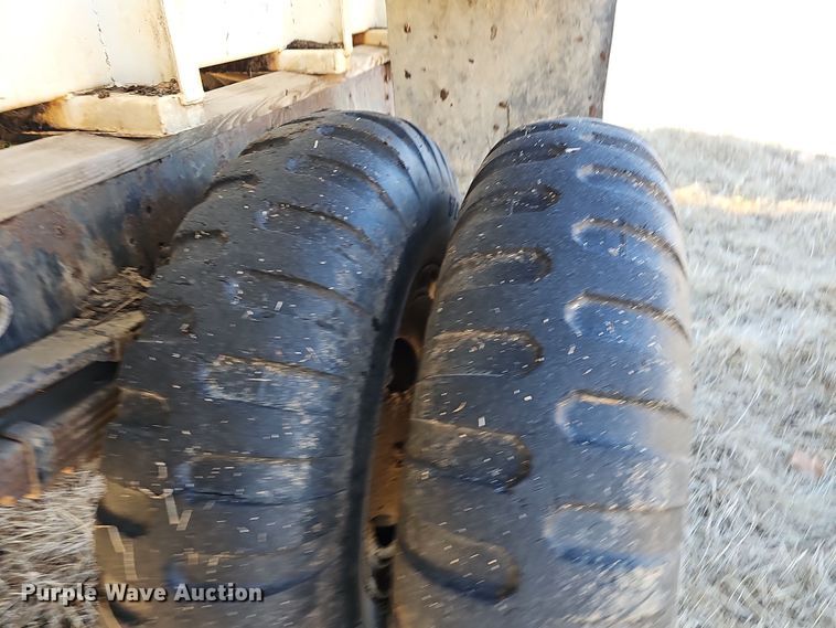 image for item NP9240 1996 International 4700 4X2  applicator truck